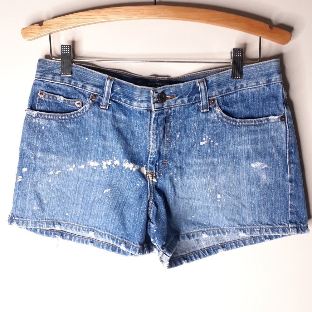 🎉 American Eagle Distressed splattered vintage jean shorts size 6